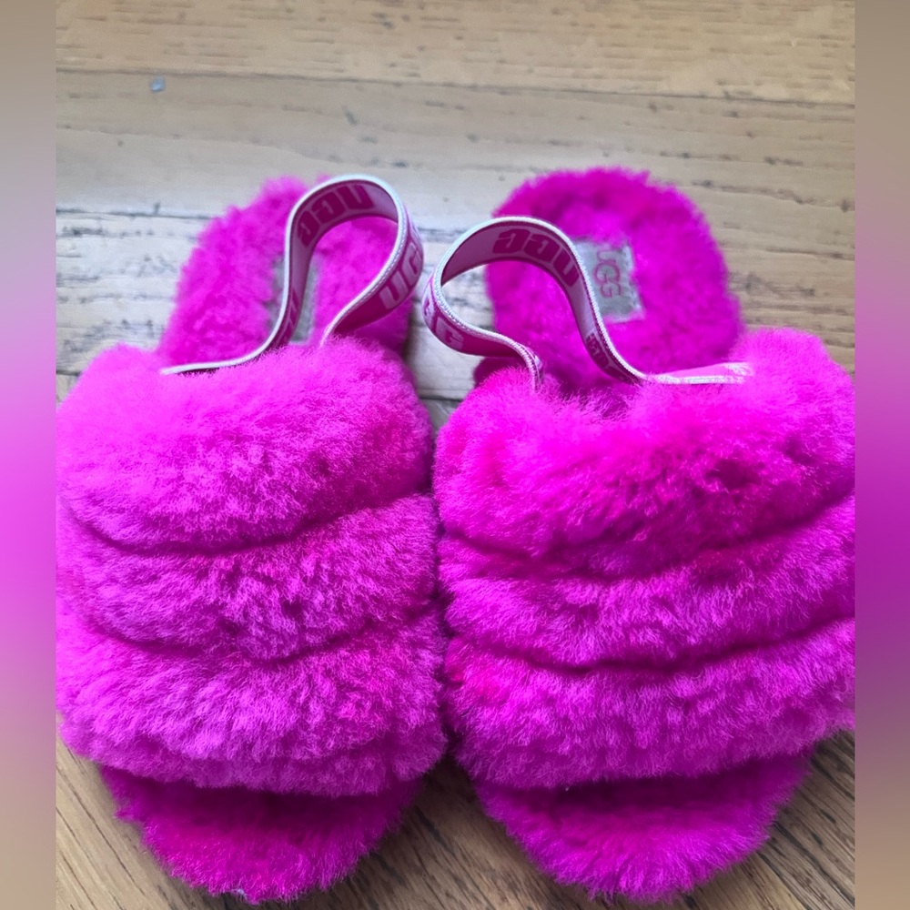 Little kids Ugg faux fur slipper sandal in pink.
